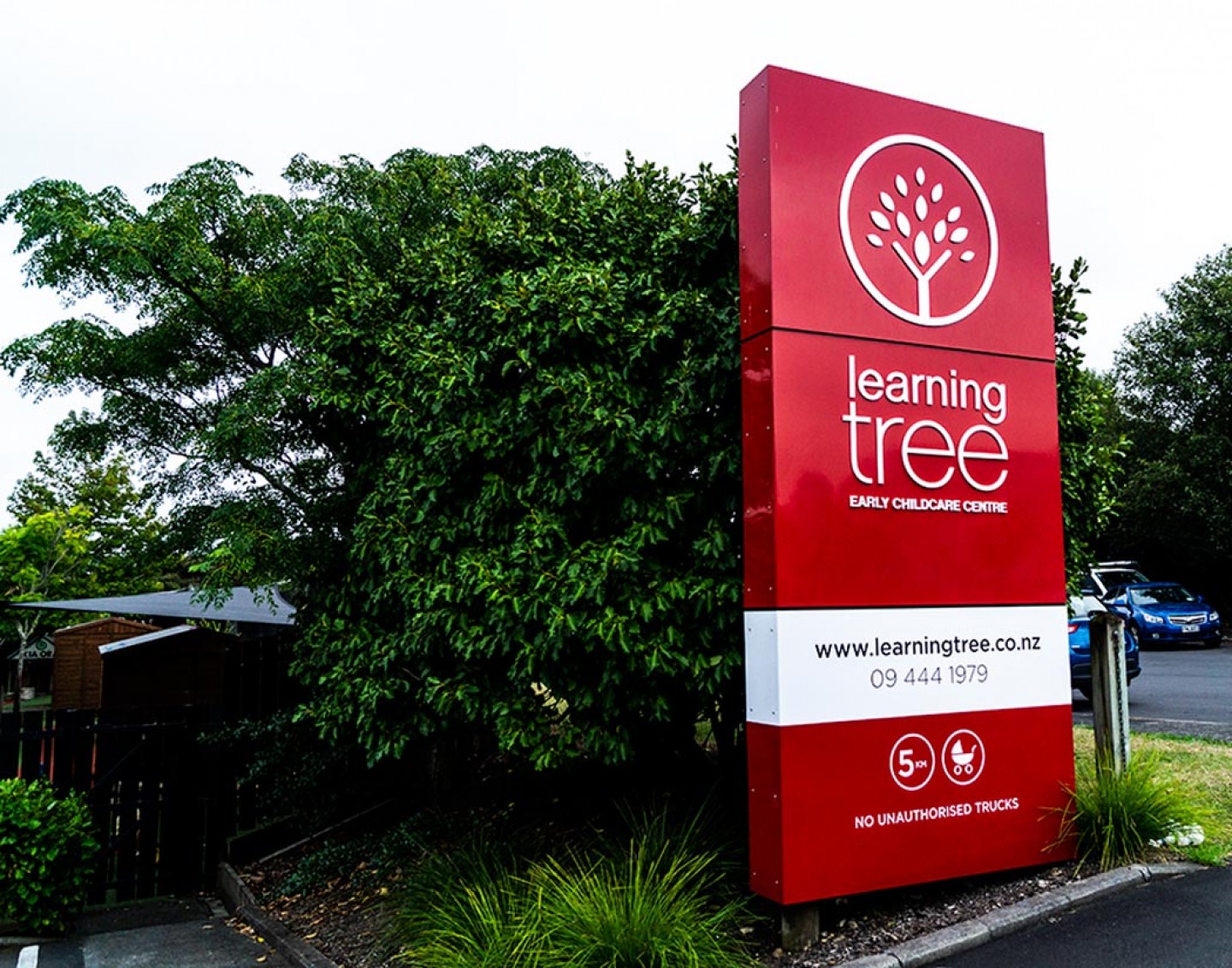 airborne-signs-learneing-tree-3d-signs